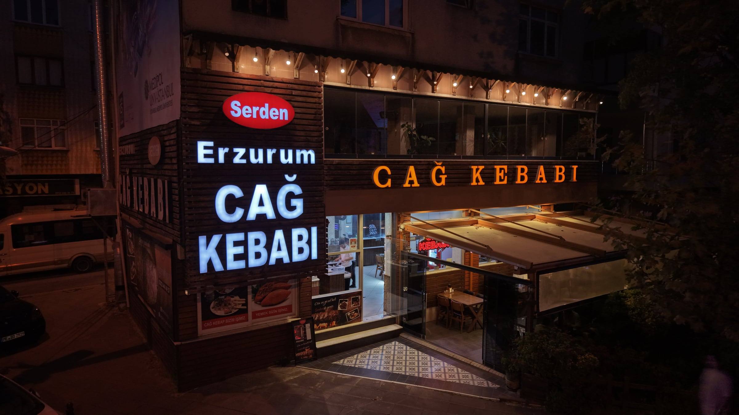 Sinan Erdem Spor Salonu yakınında ne yenir?